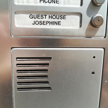 Guest House Josephine ซาแลร์โน ภายนอก รูปภาพ