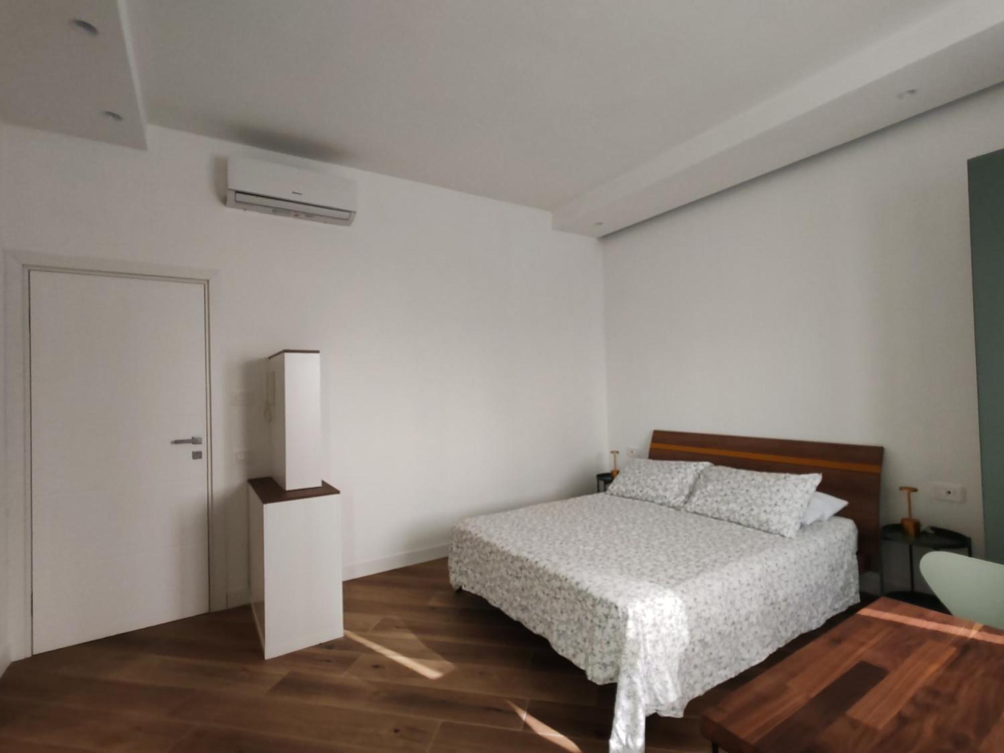 Guest House Josephine ซาแลร์โน ภายนอก รูปภาพ